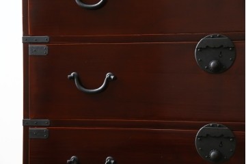 和製アンティーク　上手物!!　前面漆溜め塗り　内部桐(キリ)材　作りの良い金具の関西衣装箪笥　(R-082170)