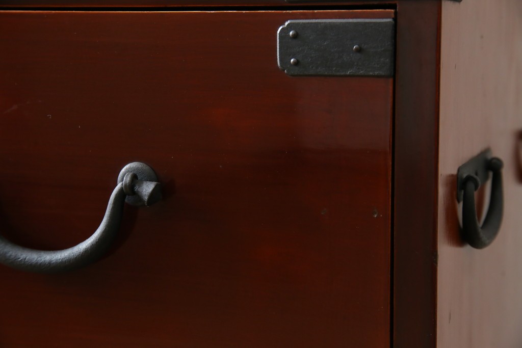 和製アンティーク　上手物!!　前面漆溜め塗り　内部桐(キリ)材　作りの良い金具の関西衣装箪笥　(R-082170)