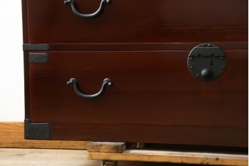 和製アンティーク　上手物!!　前面漆溜め塗り　内部桐(キリ)材　作りの良い金具の関西衣装箪笥　(R-082170)