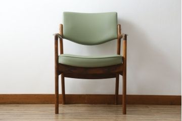 デンマークビンテージ　美品　激レア　希少!!　Finn Haugaard(フィン ホガード)デザイン　Bondo Gravesen A/S(ボンドグラヴェセン)社製　ローズウッド　実用性とデザイン性を兼ね備えたアームチェア(ダイニングチェア、ヴィンテージ、北欧)(R-082171)