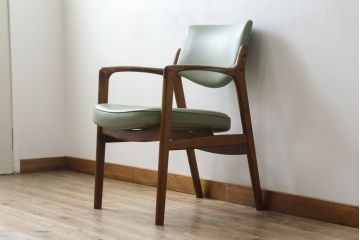 デンマークビンテージ　美品　激レア　希少!!　Finn Haugaard(フィン ホガード)デザイン　Bondo Gravesen A/S(ボンドグラヴェセン)社製　ローズウッド　実用性とデザイン性を兼ね備えたアームチェア(ダイニングチェア、ヴィンテージ、北欧)(R-082171)