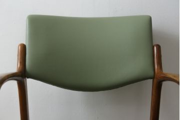 デンマークビンテージ　美品　激レア　希少!!　Finn Haugaard(フィン ホガード)デザイン　Bondo Gravesen A/S(ボンドグラヴェセン)社製　ローズウッド　実用性とデザイン性を兼ね備えたアームチェア(ダイニングチェア、ヴィンテージ、北欧)(R-082171)
