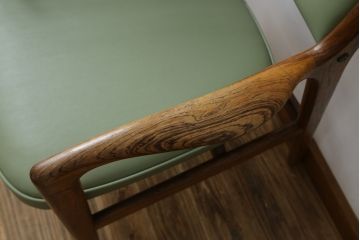 デンマークビンテージ　美品　激レア　希少!!　Finn Haugaard(フィン ホガード)デザイン　Bondo Gravesen A/S(ボンドグラヴェセン)社製　ローズウッド　実用性とデザイン性を兼ね備えたアームチェア(ダイニングチェア、ヴィンテージ、北欧)(R-082171)