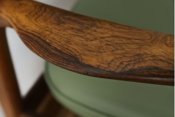 デンマークビンテージ　美品　激レア　希少!!　Finn Haugaard(フィン ホガード)デザイン　Bondo Gravesen A/S(ボンドグラヴェセン)社製　ローズウッド　実用性とデザイン性を兼ね備えたアームチェア(ダイニングチェア、ヴィンテージ、北欧)(R-082171)