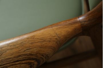 デンマークビンテージ　美品　激レア　希少!!　Finn Haugaard(フィン ホガード)デザイン　Bondo Gravesen A/S(ボンドグラヴェセン)社製　ローズウッド　実用性とデザイン性を兼ね備えたアームチェア(ダイニングチェア、ヴィンテージ、北欧)(R-082171)