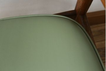 デンマークビンテージ　美品　激レア　希少!!　Finn Haugaard(フィン ホガード)デザイン　Bondo Gravesen A/S(ボンドグラヴェセン)社製　ローズウッド　実用性とデザイン性を兼ね備えたアームチェア(ダイニングチェア、ヴィンテージ、北欧)(R-082171)