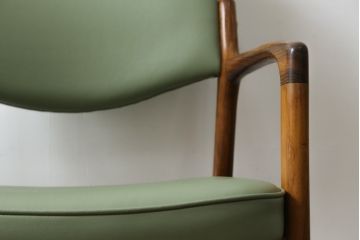 デンマークビンテージ　美品　激レア　希少!!　Finn Haugaard(フィン ホガード)デザイン　Bondo Gravesen A/S(ボンドグラヴェセン)社製　ローズウッド　実用性とデザイン性を兼ね備えたアームチェア(ダイニングチェア、ヴィンテージ、北欧)(R-082171)