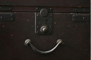 和製アンティーク　上手物!!　大振り!!　総桐(キリ)材　シックで重量感ある佇まいが魅力の総桐関西衣装箪笥(和たんす、衣装タンス、収納箪笥、整理箪笥、引き出し、時代箪笥)(R-082173)