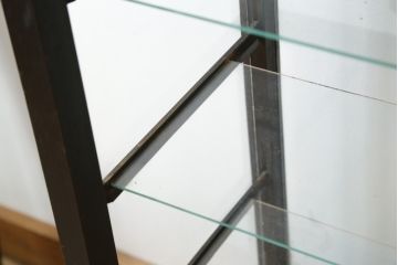和製アンティーク　どこか懐かしさを感じる小振りで薄型の商店ガラスケース(Gケース、ショーケース、ディスプレイケース、コレクションケース、陳列棚、飾り棚、店舗什器)(R-082174)