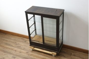 和製アンティーク　どこか懐かしさを感じる小振りで薄型の商店ガラスケース(Gケース、ショーケース、ディスプレイケース、コレクションケース、陳列棚、飾り棚、店舗什器)(R-082174)