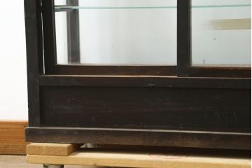 和製アンティーク　どこか懐かしさを感じる小振りで薄型の商店ガラスケース(Gケース、ショーケース、ディスプレイケース、コレクションケース、陳列棚、飾り棚、店舗什器)(R-082174)