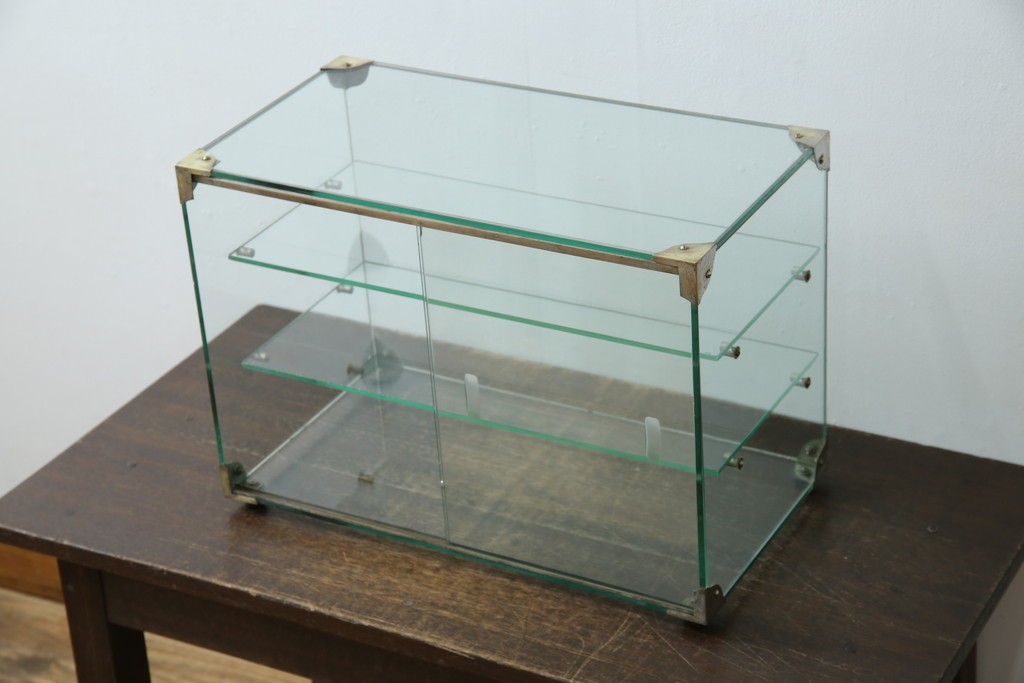 和製アンティーク　シンプルなデザインが取り入れやすい古い商店の卓上ガラスケース　(R-082175)