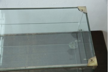 和製アンティーク　シンプルなデザインが取り入れやすい古い商店の卓上ガラスケース　(R-082175)