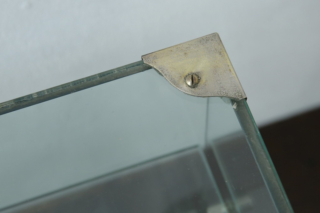 和製アンティーク　シンプルなデザインが取り入れやすい古い商店の卓上ガラスケース　(R-082175)