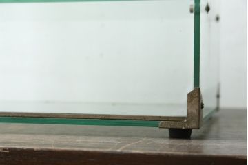 和製アンティーク　シンプルなデザインが取り入れやすい古い商店の卓上ガラスケース(Gケース、ショーケース、ディスプレイケース、コレクションケース、飾り棚、陳列棚、店舗什器)(R-082175)