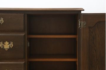 中古　横浜クラシック家具　ダニエル(Daniel)　オーク材　気品漂うエレガントなデザインが魅力のサイドチェスト(引き出し、サイドボード)(R-082178)