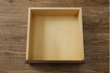 中古　横浜クラシック家具　ダニエル(Daniel)　オーク材　気品漂うエレガントなデザインが魅力のサイドチェスト(引き出し、サイドボード)(R-082178)