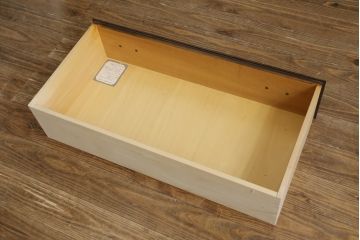中古　横浜クラシック家具　ダニエル(Daniel)　オーク材　気品漂うエレガントなデザインが魅力のサイドチェスト(引き出し、サイドボード)(R-082178)