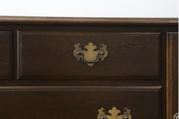 中古　横浜クラシック家具　ダニエル(Daniel)　オーク材　気品漂うエレガントなデザインが魅力のサイドチェスト(引き出し、サイドボード)(R-082178)