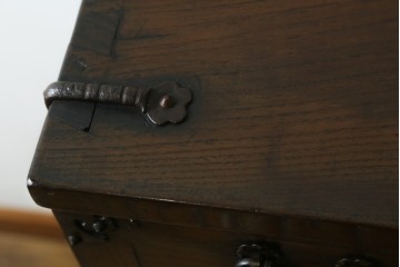 韓国アンティーク　希少な縦型　重厚な雰囲気あふれる2段作りの李朝バンダチ(バンダジ、半閉櫃、李朝箪笥、時代箪笥、収納箪笥、サイドキャビネット)(R-082179)
