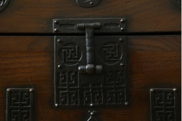 韓国アンティーク　希少な縦型　重厚な雰囲気あふれる2段作りの李朝バンダチ(バンダジ、半閉櫃、李朝箪笥、時代箪笥、収納箪笥、サイドキャビネット)(R-082179)