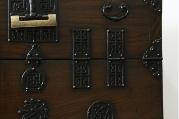 韓国アンティーク　希少な縦型　重厚な雰囲気あふれる2段作りの李朝バンダチ(バンダジ、半閉櫃、李朝箪笥、時代箪笥、収納箪笥、サイドキャビネット)(R-082179)