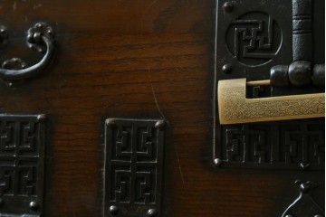 韓国アンティーク　希少な縦型　重厚な雰囲気あふれる2段作りの李朝バンダチ(バンダジ、半閉櫃、李朝箪笥、時代箪笥、収納箪笥、サイドキャビネット)(R-082179)