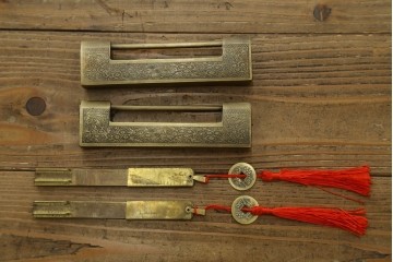 韓国アンティーク　希少な縦型　重厚な雰囲気あふれる2段作りの李朝バンダチ(バンダジ、半閉櫃、李朝箪笥、時代箪笥、収納箪笥、サイドキャビネット)(R-082179)