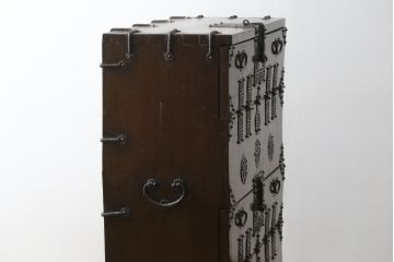 韓国アンティーク　希少な縦型　重厚な雰囲気あふれる2段作りの李朝バンダチ(バンダジ、半閉櫃、李朝箪笥、時代箪笥、収納箪笥、サイドキャビネット)(R-082179)