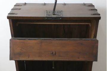 韓国アンティーク　希少な縦型　重厚な雰囲気あふれる2段作りの李朝バンダチ(バンダジ、半閉櫃、李朝箪笥、時代箪笥、収納箪笥、サイドキャビネット)(R-082179)
