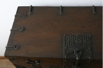 韓国アンティーク　希少な縦型　重厚な雰囲気あふれる2段作りの李朝バンダチ(バンダジ、半閉櫃、李朝箪笥、時代箪笥、収納箪笥、サイドキャビネット)(R-082179)
