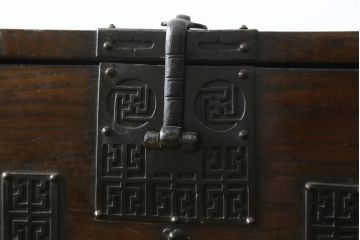 韓国アンティーク　希少な縦型　重厚な雰囲気あふれる2段作りの李朝バンダチ(バンダジ、半閉櫃、李朝箪笥、時代箪笥、収納箪笥、サイドキャビネット)(R-082179)