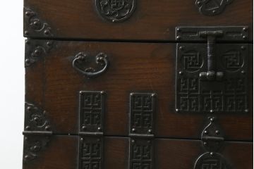 韓国アンティーク　希少な縦型　重厚な雰囲気あふれる2段作りの李朝バンダチ(バンダジ、半閉櫃、李朝箪笥、時代箪笥、収納箪笥、サイドキャビネット)(R-082179)