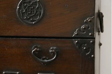 韓国アンティーク　希少な縦型　重厚な雰囲気あふれる2段作りの李朝バンダチ(バンダジ、半閉櫃、李朝箪笥、時代箪笥、収納箪笥、サイドキャビネット)(R-082179)