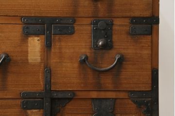 和製アンティーク　前面桐材　すっきりとしたデザインが魅力的な関西衣装箪笥(収納箪笥、整理たんす、和タンス、引き出し)(R-082180)