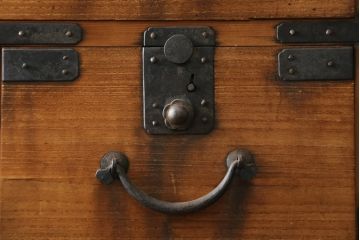 和製アンティーク　前面桐材　すっきりとしたデザインが魅力的な関西衣装箪笥(収納箪笥、整理たんす、和タンス、引き出し)(R-082180)