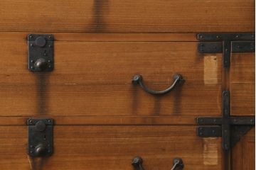 和製アンティーク　前面桐材　すっきりとしたデザインが魅力的な関西衣装箪笥(収納箪笥、整理たんす、和タンス、引き出し)(R-082180)