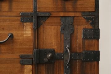 和製アンティーク　前面桐材　すっきりとしたデザインが魅力的な関西衣装箪笥(収納箪笥、整理たんす、和タンス、引き出し)(R-082180)