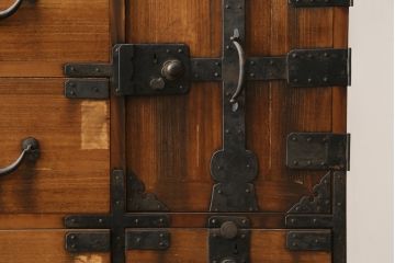 和製アンティーク　前面桐材　すっきりとしたデザインが魅力的な関西衣装箪笥(収納箪笥、整理たんす、和タンス、引き出し)(R-082180)
