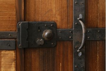 和製アンティーク　前面桐材　すっきりとしたデザインが魅力的な関西衣装箪笥(収納箪笥、整理たんす、和タンス、引き出し)(R-082180)