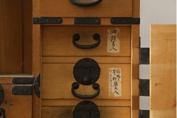 和製アンティーク　美品　檜(ヒノキ)材　時代の流れを感じる趣ある佇まいが魅力的な関西帳場箪笥(和箪笥、時代箪笥、収納タンス、整理たんす、引き出し、店舗什器)(R-082181)