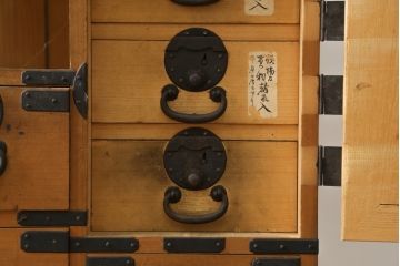 和製アンティーク　美品　檜(ヒノキ)材　時代の流れを感じる趣ある佇まいが魅力的な関西帳場箪笥(和箪笥、時代箪笥、収納タンス、整理たんす、引き出し、店舗什器)(R-082181)