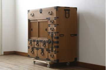 和製アンティーク　美品　檜(ヒノキ)材　時代の流れを感じる趣ある佇まいが魅力的な関西帳場箪笥(和箪笥、時代箪笥、収納タンス、整理たんす、引き出し、店舗什器)(R-082181)