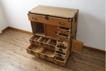 和製アンティーク　美品　檜(ヒノキ)材　時代の流れを感じる趣ある佇まいが魅力的な関西帳場箪笥(和箪笥、時代箪笥、収納タンス、整理たんす、引き出し、店舗什器)(R-082181)