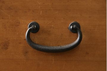 和製アンティーク　美品　檜(ヒノキ)材　時代の流れを感じる趣ある佇まいが魅力的な関西帳場箪笥(和箪笥、時代箪笥、収納タンス、整理たんす、引き出し、店舗什器)(R-082181)