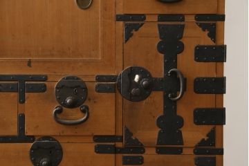 和製アンティーク　美品　檜(ヒノキ)材　時代の流れを感じる趣ある佇まいが魅力的な関西帳場箪笥(和箪笥、時代箪笥、収納タンス、整理たんす、引き出し、店舗什器)(R-082181)