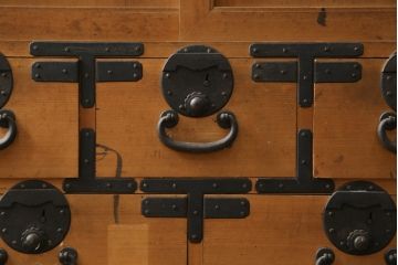 和製アンティーク　美品　檜(ヒノキ)材　時代の流れを感じる趣ある佇まいが魅力的な関西帳場箪笥(和箪笥、時代箪笥、収納タンス、整理たんす、引き出し、店舗什器)(R-082181)