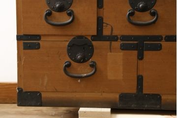 和製アンティーク　美品　檜(ヒノキ)材　時代の流れを感じる趣ある佇まいが魅力的な関西帳場箪笥(和箪笥、時代箪笥、収納タンス、整理たんす、引き出し、店舗什器)(R-082181)