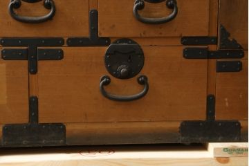 和製アンティーク　美品　檜(ヒノキ)材　時代の流れを感じる趣ある佇まいが魅力的な関西帳場箪笥(和箪笥、時代箪笥、収納タンス、整理たんす、引き出し、店舗什器)(R-082181)