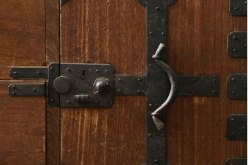 和製アンティーク　前面桐(キリ)材　歴史を重ねた風合いが趣溢れる関西帳場箪笥(和箪笥、時代箪笥、収納タンス、整理たんす、引き出し、店舗什器)(R-082182)